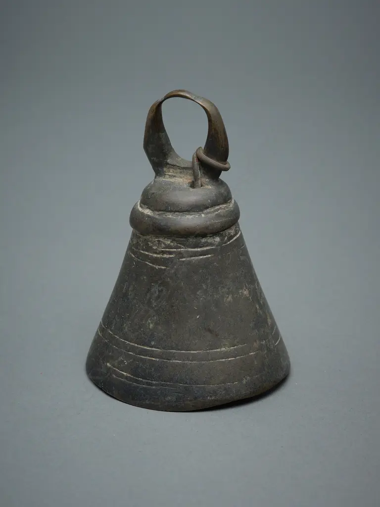 A bronze/iron prayer bell - Tibet/Nepal?, Image 1++